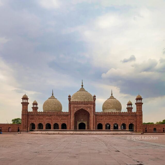 Majestic Badshahi Mosque in Lahore, Pakistan - a testament to Mughal grandeur and architectural brilliance.
.
.
#badshahimosque #lahore #pakistan #mughalarcitecture #mosque #islamicarchitecture #travelpakistan #incrediblepakistan #travel #wanderlust #architecturephotography #history #heritage #explorepakistan #visitpakistan #beautifuldestinations #photography #instatravel #travelgram #jumma #jummamubarak #jumamubarak #architecturedaily
#architecturelovers